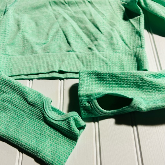 GYMSHARK seamless XS pale green crop top with thumb holes - Picture 4 of 6